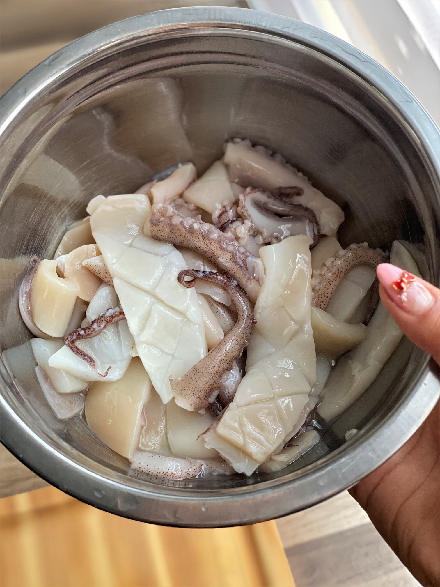 Cucina coreana Squid fritto da Stir, ojingeobokkeum : Squid fritto in  padella con cipolle, carote e cavolo in una miscela piccante di gochujang e  peperoncino rosso in polvere Foto stock - Alamy