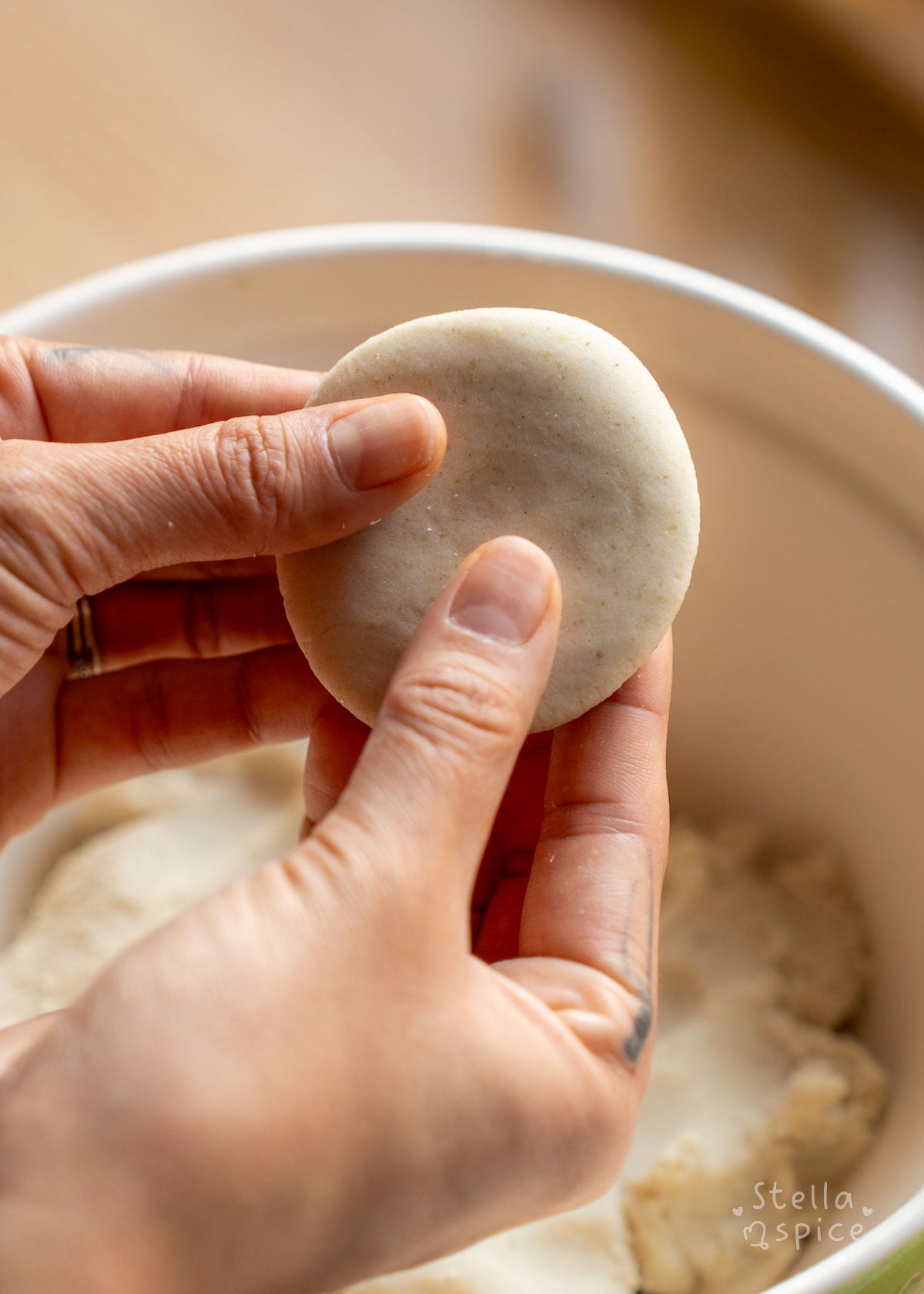 masa pressed into a thick disc, showing no cracks on edges